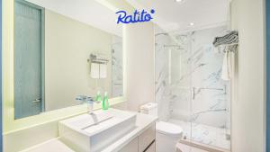 une salle de bain blanche avec lavabo et douche dans l'établissement 3A Torre KU 2BR Sofa DowntownView PrivateBalcony, à Puerto Vallarta 26 autres photos