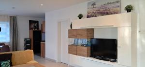 Μια τηλεόραση ή/και κέντρο ψυχαγωγίας στο APARTMENT Top1, 2 Schlafzimmer 3 Betten BESTROOMS eU