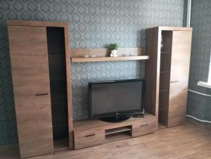 a entertainment center with a flat screen tv in a room at Apartament Chopina 17 in Włocławek
