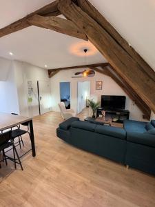 un soggiorno con un divano e un tavolo di Séjour authentique aux portes de la Sologne a Vierzon