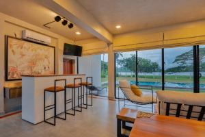 Μια τηλεόραση ή/και κέντρο ψυχαγωγίας στο Lakeside Retreat - Malsiripura