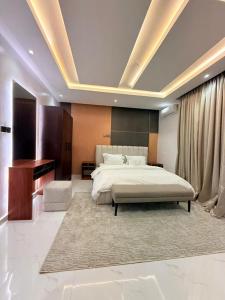 OlowoiraにあるHaven21の大きなベッドとテーブルのある寝室