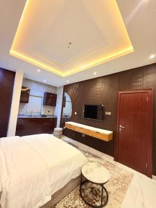 OlowoiraにあるHaven21の大きなベッドとテーブルのある寝室 +4枚の写真