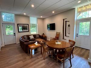 TV a/nebo společenská místnost v ubytování Burk Falls Escape 2 Bed1Bath
