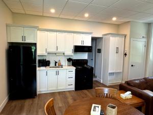 Kuchyň nebo kuchyňský kout v ubytování Burk Falls Escape 2 Bed1Bath