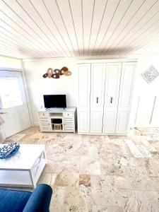 Una televisión o centro de entretenimiento en Coastal Cozy - Ocean View at Symphony Beach Club 16 fotos más