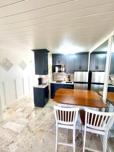 Una cocina o cocineta en Coastal Cozy - Ocean View at Symphony Beach Club