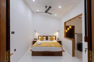 アハンガマにあるMellow Yellow Ahangamaのベッドと天井扇風機のある寝室