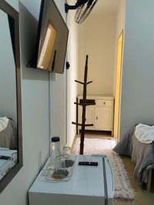 um quarto com uma mesa com uma cruz na parede em Vila Marias em Ouro Preto