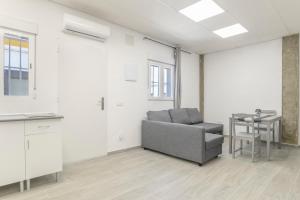 a living room with a couch and a table at Apartamento Ajm in Barbate