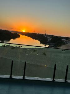 Η ανατολή ή δύση του ηλίου όπως φαίνεται από αυτό το ξενοδοχείο ή από εκεί κοντά