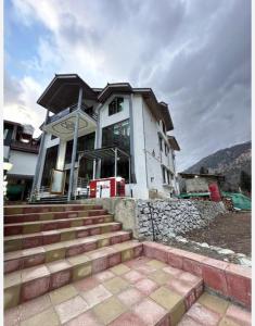 een gebouw met een trap voor een gebouw bij Hotel Hills Heaven in Pahalgām
