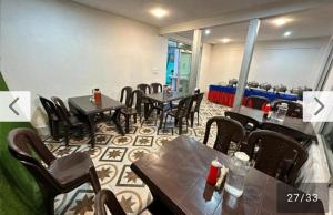 een restaurant met tafels en stoelen in een kamer bij Hotel Hills Heaven in Pahalgām