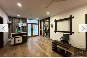 een grote woonkamer met een tv en een bank bij Hotel Hills Heaven in Pahalgām