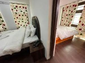 een kleine slaapkamer met een bed en een raam bij Hotel Hills Heaven in Pahalgām