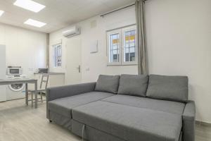 a living room with a couch and a kitchen at Apartamento Ajm in Barbate