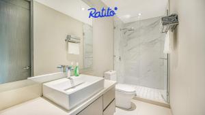 um banheiro branco com pia e chuveiro em 2B Torre KU 2BR Sofa Bed Private balcony em Puerto Vallarta