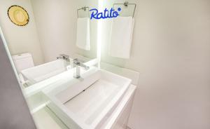 um banheiro branco com uma pia e um vaso sanitário em 2B Torre KU 2BR Sofa Bed Private balcony em Puerto Vallarta