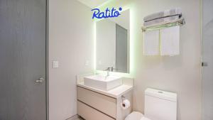 um banheiro branco com uma pia e um espelho em 2B Torre KU 2BR Sofa Bed Private balcony em Puerto Vallarta mais 30 fotografias