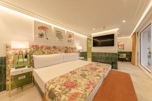 ein Schlafzimmer mit großem Bett und Flachbildfernseher in der Unterkunft Ribera de Triana Hotel in Sevilla + 48 Fotos