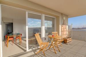 En balkon eller terrasse på Charmant et Spacieux proche Groupama Stadium + 18 billeder