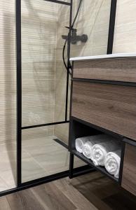 Un baño con lavabo y algunas toallas dobladas. en The Bucket - Calla Old Town with Jacuzzi, en Brasov