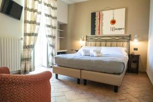 Ένα ή περισσότερα κρεβάτια σε δωμάτιο στο LC Boutique Hotel