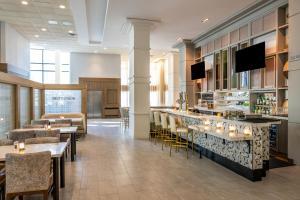 روشيستر ماريوت مايو كلينيك اوريا في روتشستر: مطعم به طاولات وكراسي وبار