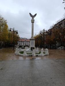 アランジェロヴァツにあるStudio Sanの公園にある、頂上に鳥が乗った記念碑