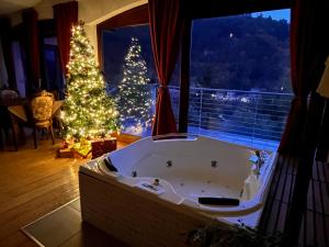 a christmas tree in a room with a bath tub at BellaVista in Popoli