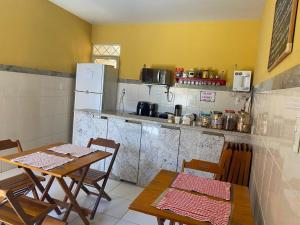 uma cozinha com uma mesa e duas cadeiras e um balcão em Vila Marias em Ouro Preto