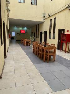 Un restaurante u otro lugar para comer en Edificio catedral