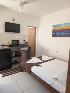 Postel nebo postele na pokoji v ubytování Pousada Peruíbe Frente ao Mar - Suítes, Kitnets e Apto