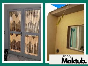 西圣安东尼奥Maktub Alojamiento的两张门和窗户的图片。 更多14张照片