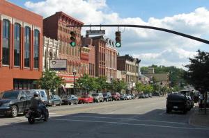 una persona che guida una motocicletta con il semaforo verde di Downtown 3 Bed Loft Apartment a Delaware
