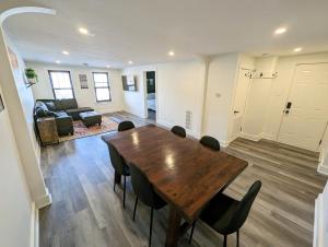 un soggiorno con tavolo e sedie in legno di Downtown 3 Bed Loft Apartment a Delaware