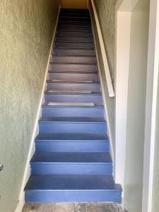 una rampa di scale blu in una casa di Downtown 3 Bed Loft Apartment a Delaware 1 altra foto