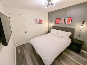 una camera con un letto bianco e una porta bianca di Downtown 3 Bed Loft Apartment a Delaware