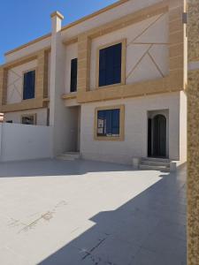 una casa con un'ombra davanti di فلة الشروق - Sunrise Villa a Sur