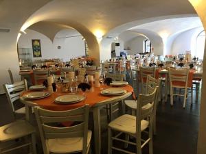 jadalnia ze stołami i krzesłami w restauracji w obiekcie Al Castello Affittacamere w mieście Pietra Ligure +24 zdjęcia