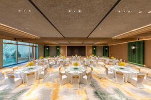 Un restaurante u otro lugar para comer en Hotel Indigo Nalati by IHG 75 fotos más