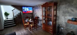 TV a/nebo společenská místnost v ubytování Casa Rural Martemma