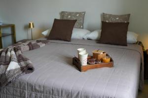 un letto con un vassoio di ciambelle e candele sopra di Marisella holidays house a Pozzuoli