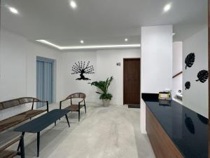 a living room with two benches and a table at Casa Daniela in Puerto Morelos