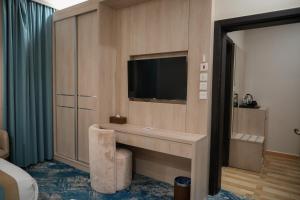 The High View Hotel - ذا هاي فيو في الباحة: غرفة في الفندق مع تلفزيون ومكتب في الغرفة +15 صورة