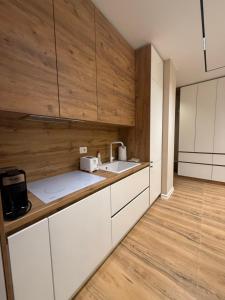 Η κουζίνα ή μικρή κουζίνα στο Sapphire Residency