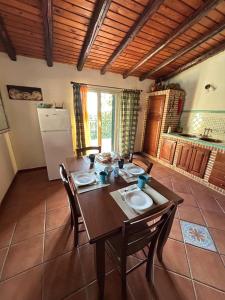 una sala da pranzo con un tavolo e una cucina di Otium54 apartment a Ragalna
