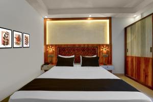 una camera da letto con un letto grande in una stanza di Townhouse Cochin Airport Formerly Skyluxe a Nedumbassery