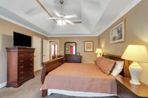 ein Schlafzimmer mit einem Bett und einem Deckenventilator in der Unterkunft Sleeps 16! • 6BR • Bedroom TVs • Peaceful Suburb in Locust Grove