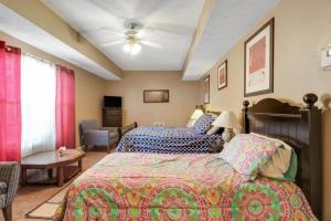 ein Schlafzimmer mit einem Bett und einer Couch in der Unterkunft Sleeps 16! • 6BR • Bedroom TVs • Peaceful Suburb in Locust Grove